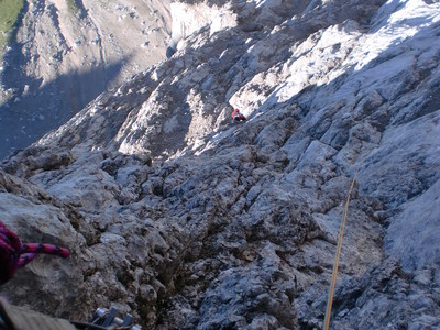 Erste Seillänge nach dem Plattendach