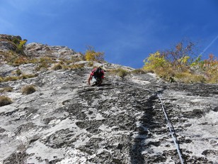 Zweite Seillänge rauer und strukturierter Fels